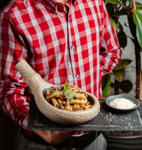 Penne pasta con crema de hierbas y carne