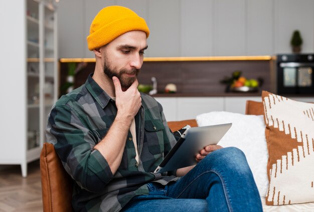 Pensamiento hipster hombre sosteniendo una tableta