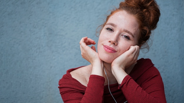 Pensamiento joven escuchando música