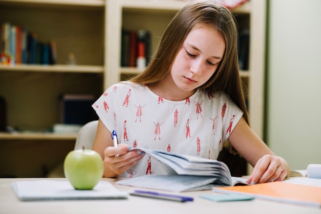 Foto gratuita pensando chica adolescente en el escritorio