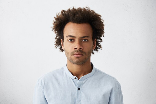 Pensando en el hombre afroamericano negro con expresión seria