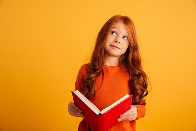 Pensando en el libro de lectura de la niña pelirroja