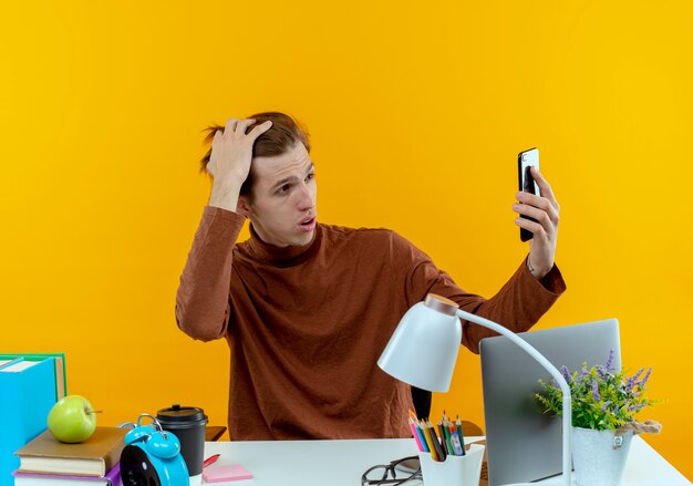 Pensando en el muchacho joven estudiante sentado en el escritorio