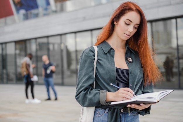 Pensar y escribir mujer joven