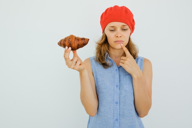 Pensativo, agradable, mujer, tenencia, delicioso, croissant