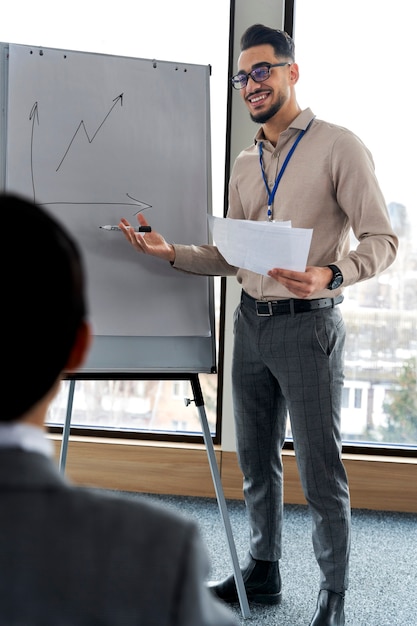 Peorson participando en un evento de negocios