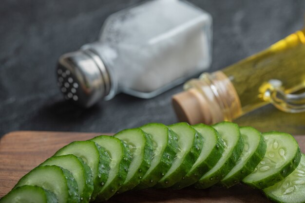 Pepino fresco en rodajas sobre una tabla de madera. Foto de alta calidad