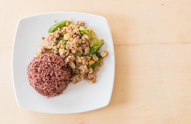 Pepino salteado, huevo y picar con arroz de baya