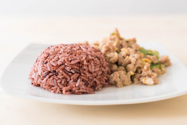 Pepino salteado, huevo y picar con arroz de baya