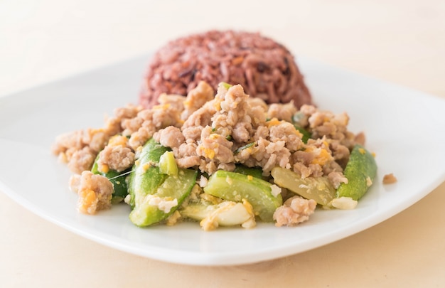 Pepino salteado, huevo y picar con arroz de baya