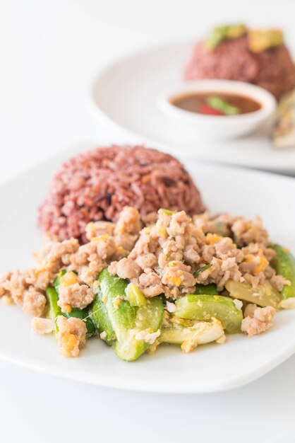 Pepino salteado, huevo y picar con arroz de baya