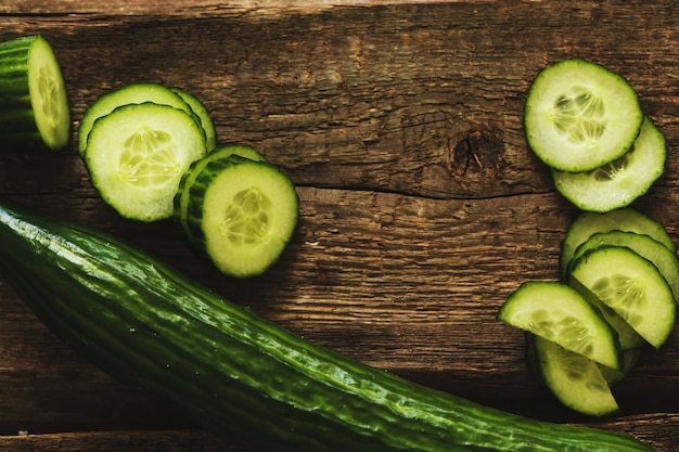 Pepino verde y rodajas