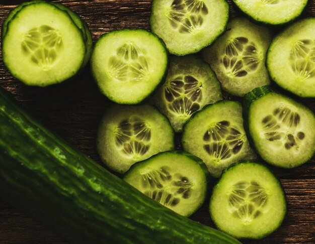 Pepino verde y rodajas