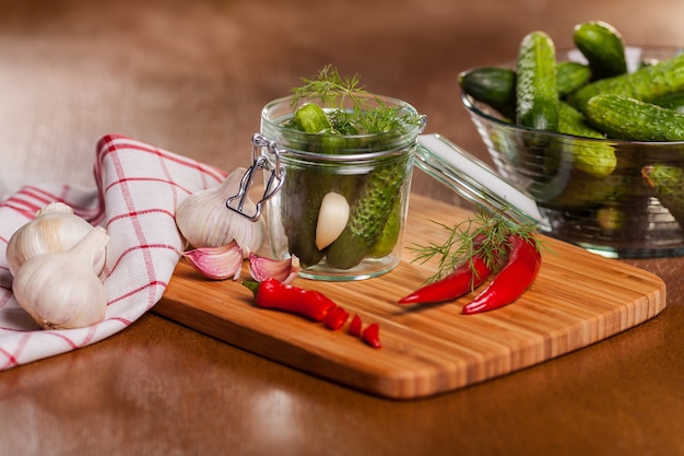 Foto gratuita pepinos encurtidos caseros con chile