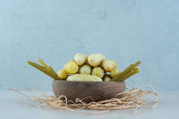 Foto gratuita pepinos en escabeche y judías verdes en un tazón de madera.