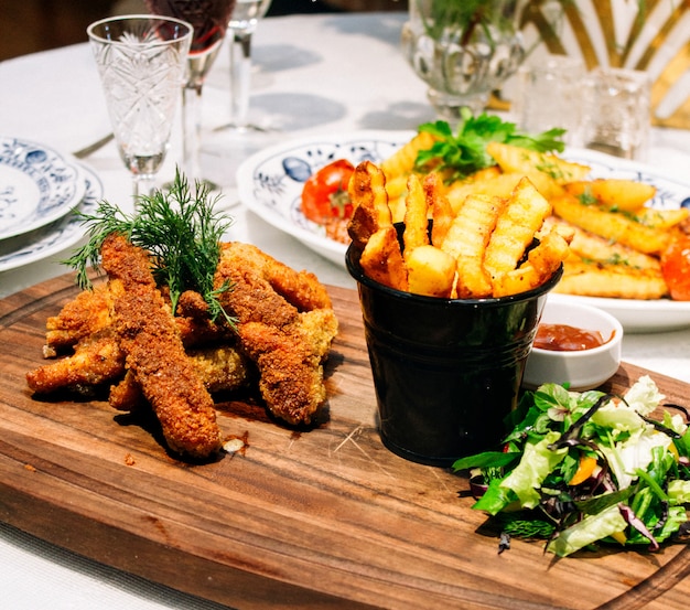 Foto gratuita pepita frita con papas y hierbas