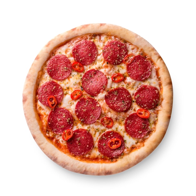 El pepperoni en rodajas finas es un aderezo de pizza popular en las pizzerías de estilo americano. Aislado sobre fondo blanco. Naturaleza muerta
