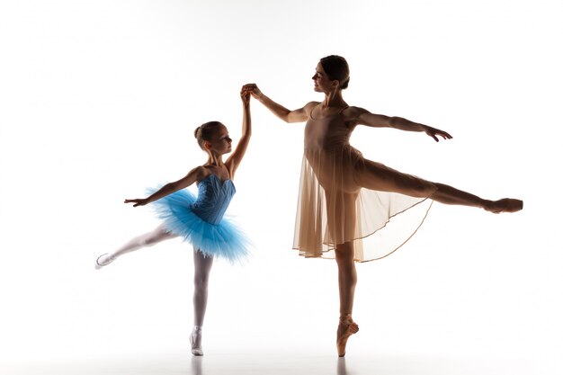 pequeña bailarina bailando con profesora de ballet personal en estudio de danza