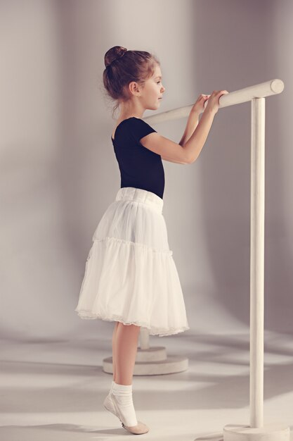 La pequeña bailarina de balerina en la pared gris