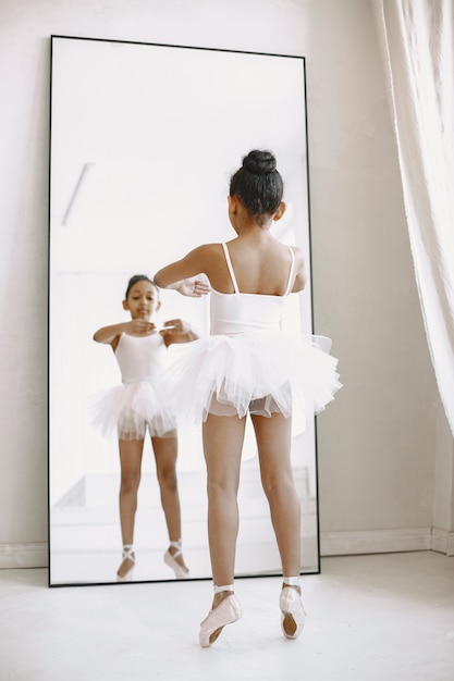 Foto gratuita pequeña bailarina linda. niño bailando en la habitación. niño en clase de baile.