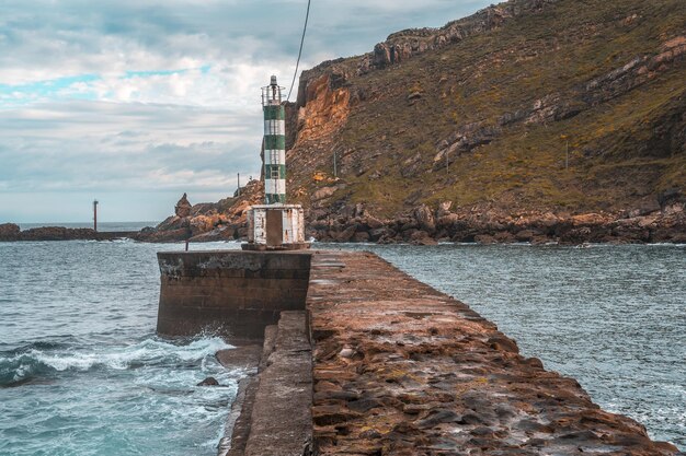 Pequeña baliza en un muelle de piedra en Pasajes San Pedro, Gipuzkoa, España