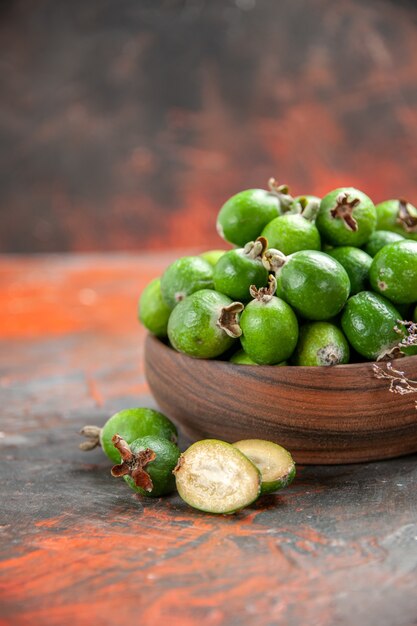 Pequeña bomba de vitamina feijoas verdes en una olla marrón