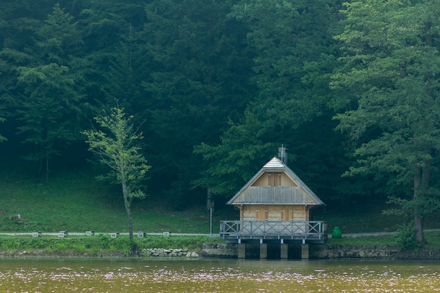 Pequeña cabaña cerca del lago en el bosque cerca de Trakoscan, Croacia