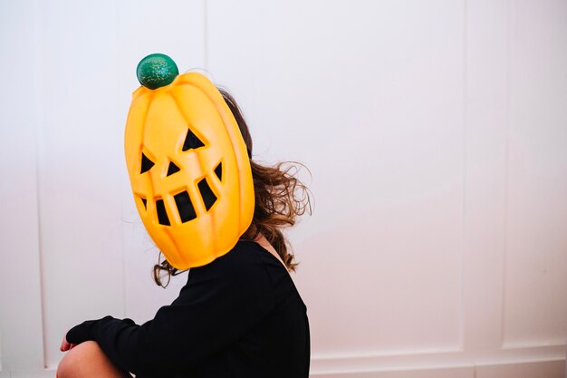 Pequeña calabaza sentada en el suelo