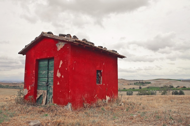 Foto gratuita pequeña casa en el campo