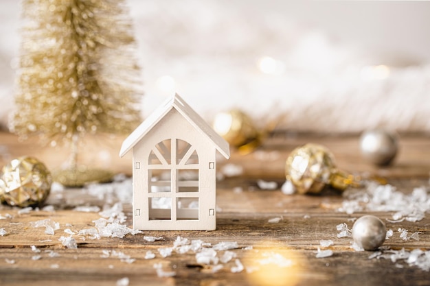 Pequeña casa de madera sobre un fondo borroso con fondo de Navidad bokeh