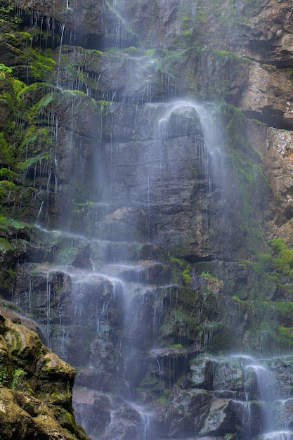 Foto gratuita pequeña cascada en las rocas del municipio de skrad en croacia