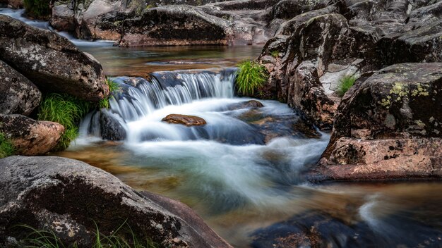 Pequeña cascada sobre el río verdugo en Puentecaldelas