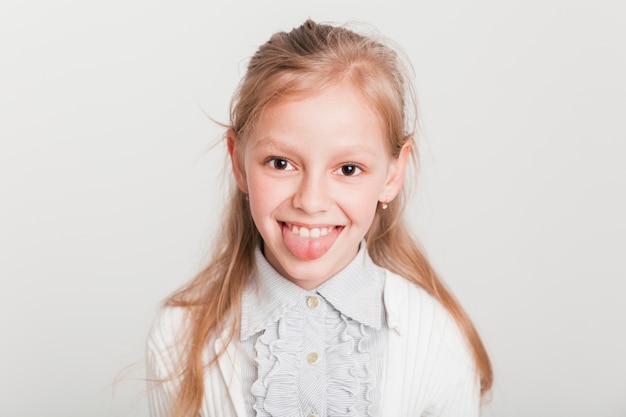 Pequeña chica con una expresión feliz