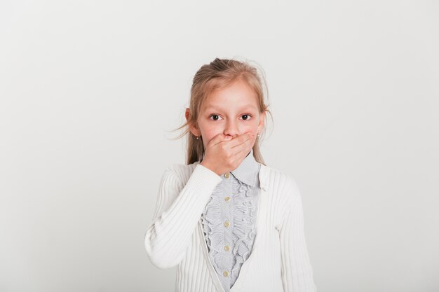 Pequeña chica con expresión sorprendida