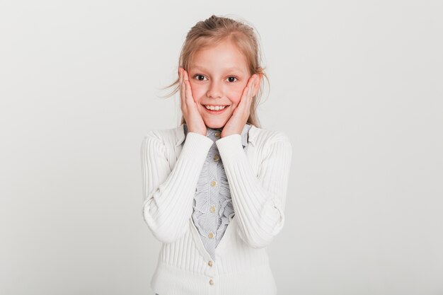 Pequeña chica con expresión sorprendida