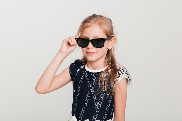 Pequeña niña de preescolar con gafas Foto de stock 2365855961