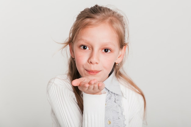 Pequeña chica mandando un beso