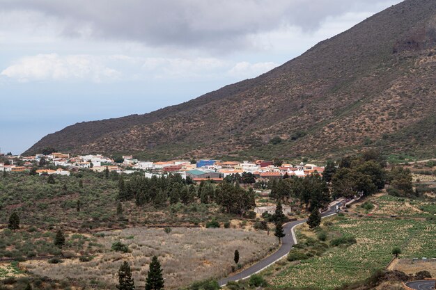 Pequeña ciudad con montaña en el fondo