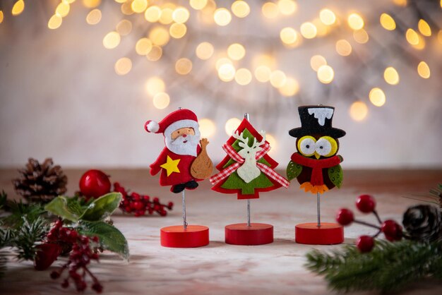 Pequeña decoración de santa con figura de búho y árbol de Navidad textura navideña sobre fondo borroso