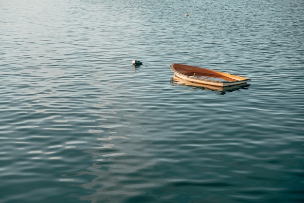 Pequeña embarcación de madera que se hunde en un lago tranquilo en Pais Vasco, España
