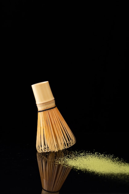 una pequeña escoba barriendo el polvo amarillo sobre negro