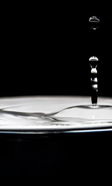 Pequeña gota de agua en efecto blanco y negro