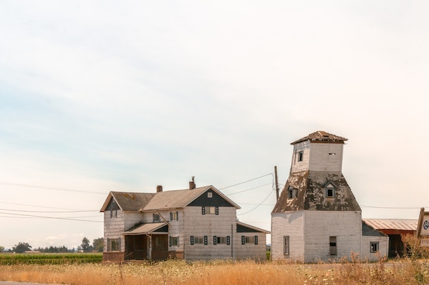 Pequeña granja en un campo grande