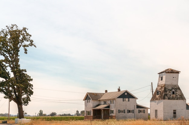 Foto gratuita pequeña granja pacífica en un campo en el campo