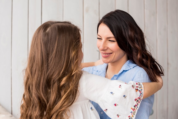 Foto gratuita pequeña hija abrazando a la madre