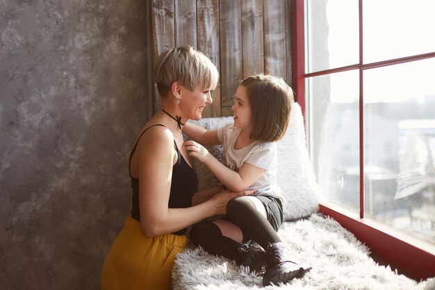 La pequeña hija abrazando a su madre