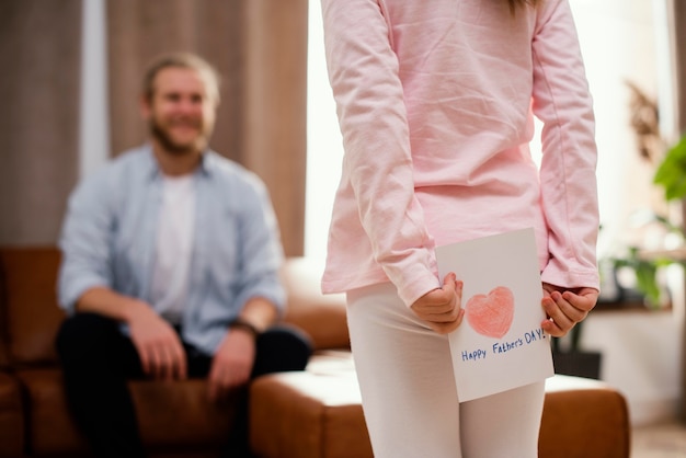 Pequeña hija con tarjeta para el día del padre