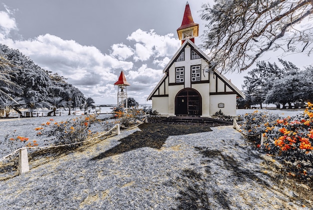 Pequeña iglesia en Cap Malheureux en Mauricio en invierno