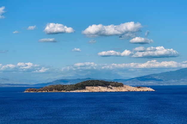 Pequeña isla en el mar cerca de la aldea de Olympiada en Grecia