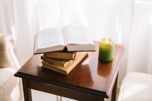 Pequeña mesa con libros y velas